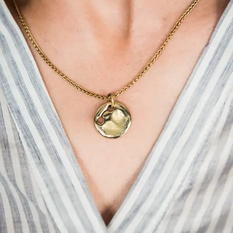 Endkontrolle einer fertigen Hundemarke