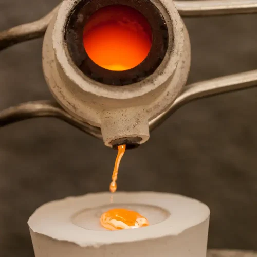 Handguss einer Hundemarke in Sam's Manufaktur in Kaarst