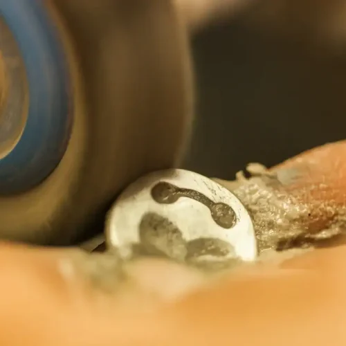 Veredelung einer Bronze-Hundemarke mit Patina