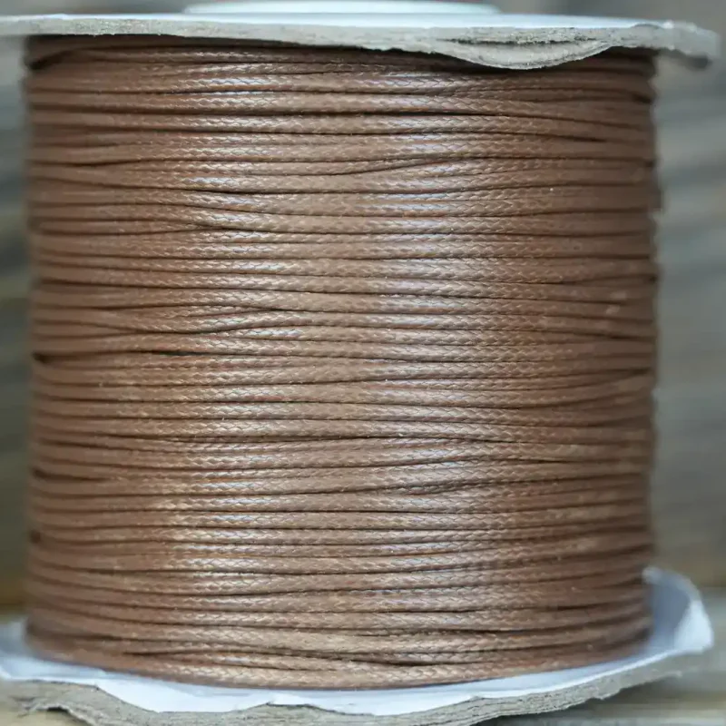 Hundemarke mit braunem Lederband