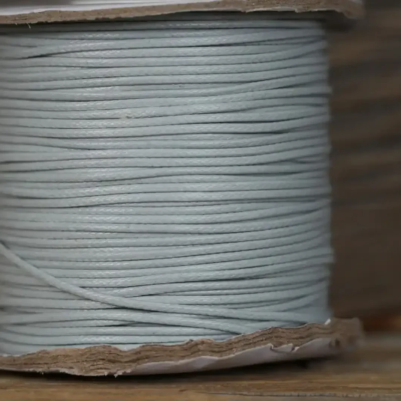 Hundemarke mit hellgrauem Lederband