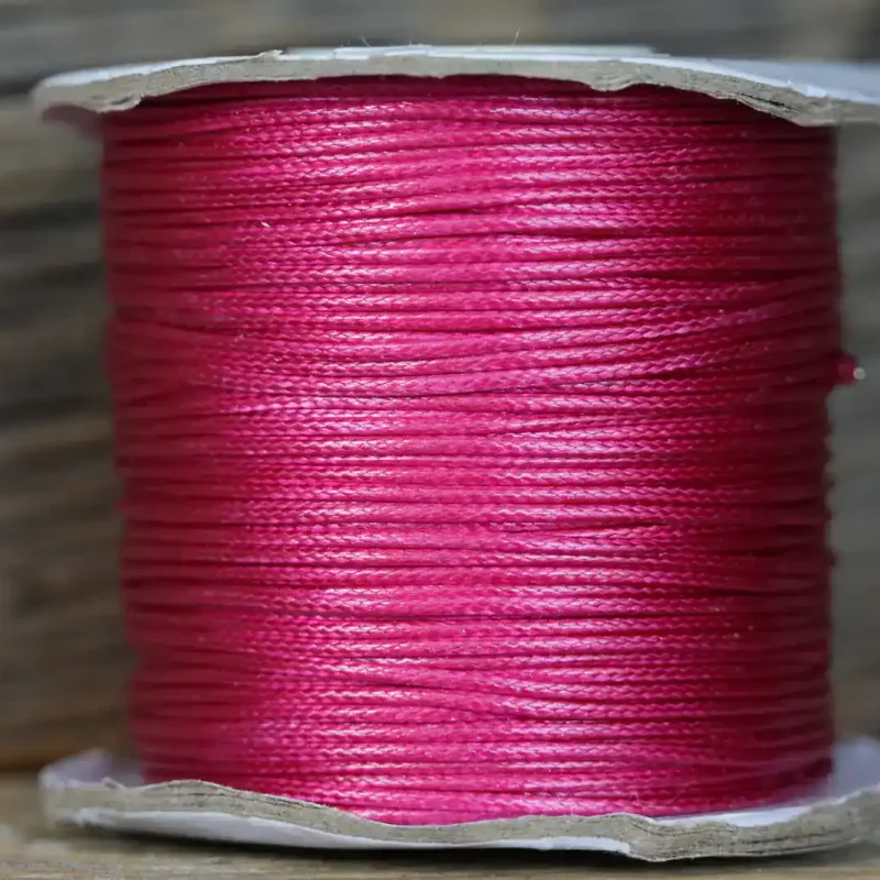 Hundemarke mit magenta-farbenem Lederband