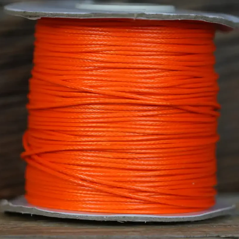 Hundemarke mit orangefarbenem Lederband