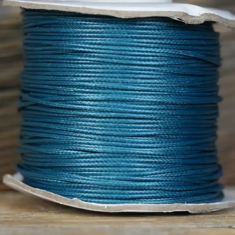 Hundemarke mit petrolfarbenem Lederband