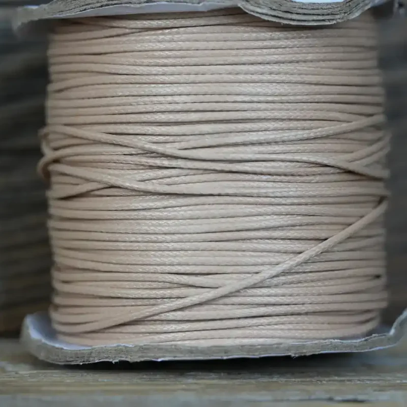 Hundemarke mit sandfarbenem Lederband