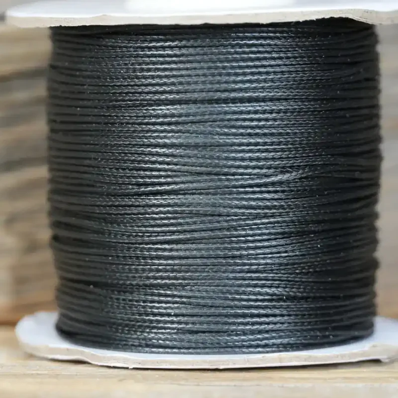 Hundemarke mit schwarzem Lederband