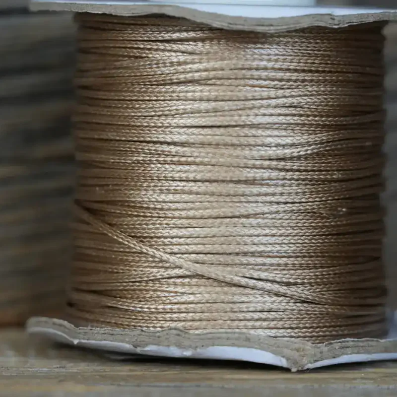 Hundemarke mit taupe-farbenem Lederband