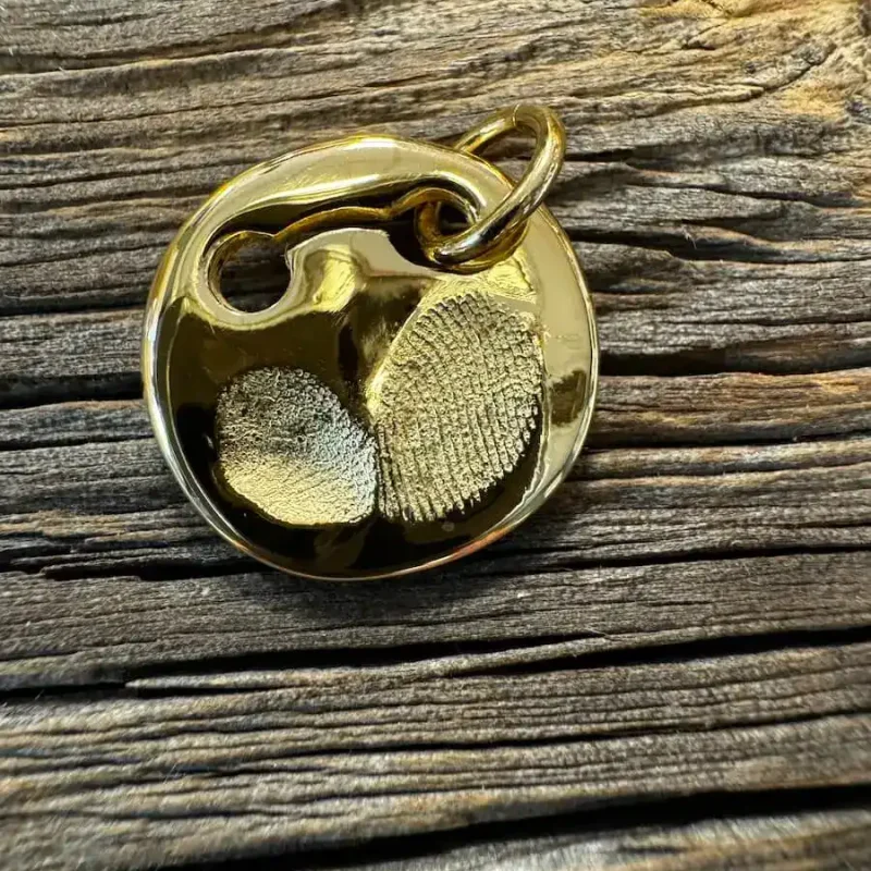 Schmuckanhänger mit Pfotenabdruck auf Lederkordel