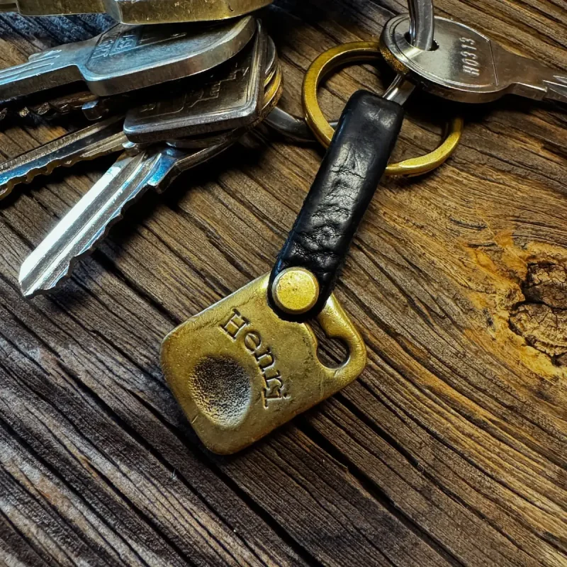 Goldene Coin-Hundemarke mit graviertem Pfotenmotiv